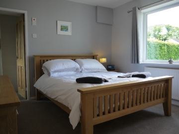 Kingsize bedroom with ensuite